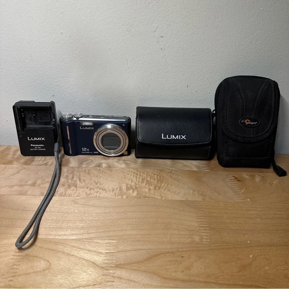 Panasonic Lumix DMC-ZS3 Digital Camera with Charger and Cases FOR PARTS